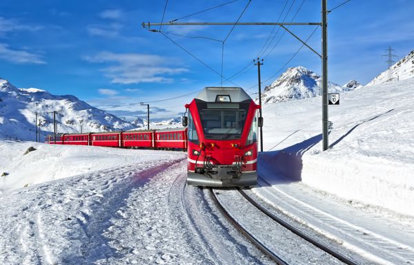 قطار قرمز سوئیسی که از میان برف می‌گذرد سوئیس