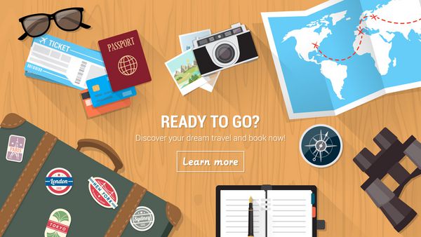 دسکتاپ مسافرتی با چمدان دوربین بلیط هواپیما پاسپورت قطب نما و دوربین دوچشمی مفهوم سفر و تعطیلات