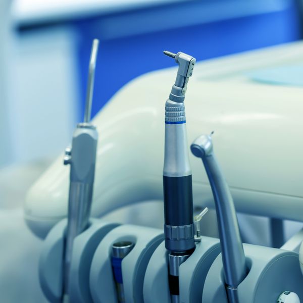نمای نزدیک ابزار دندانپزشکی در کلینیک
