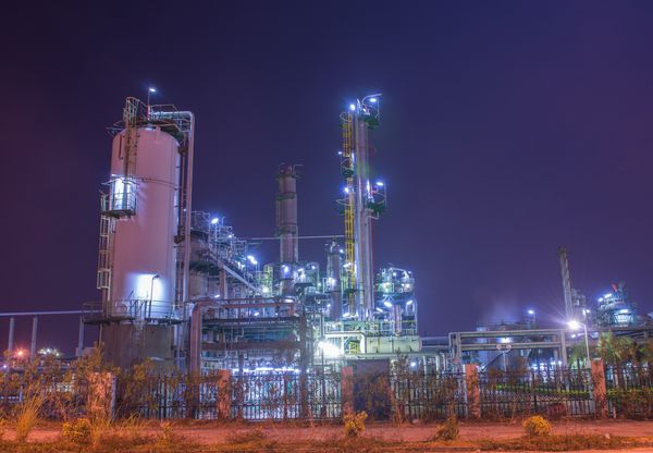 پالایشگاه نفت در شب کار می کند