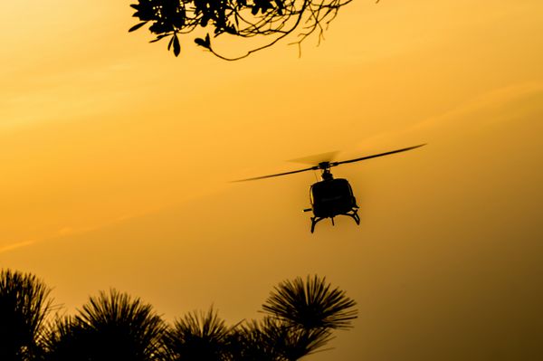هلیکوپتر گشت زنی که در آسمان پرواز می کند