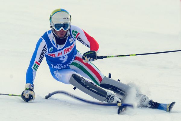 پوزا دی فاسا ایتالیا - 30 دسامبر شرکت کننده ناشناس اسکی r در مسابقات قهرمانی اسلالوم ایتالیا در 30 دسامبر 2012 پوزا دی فاسا ایتالیا اجرا می کند