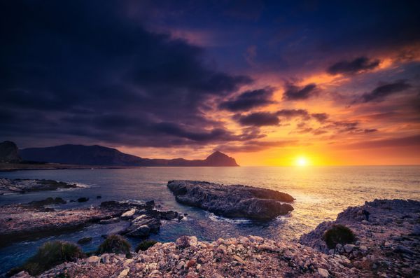 نمایی فوق العاده از حفاظتگاه طبیعی مونت کوفانو صحنه دراماتیک صبح آسمان ابری تاریک مکان کیپ سن ویتو سیسیل ایتالیا اروپا دریای مدیترانه و دریای تیرنی دنیای زیبایی