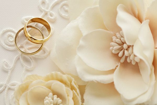 تزیین عروسی با گل و حلقه ازدواج