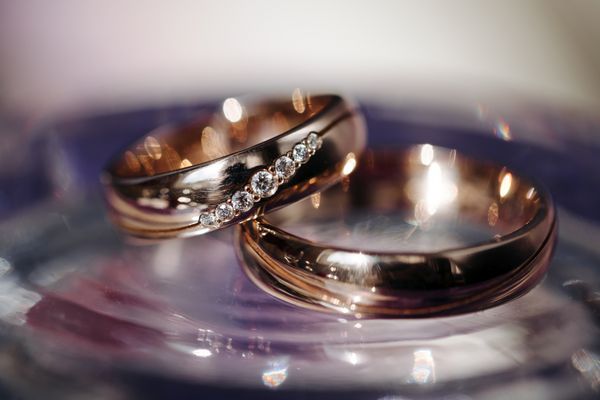 دو حلقه ازدواج طلای زیبا با الگوی الماس و سنگ