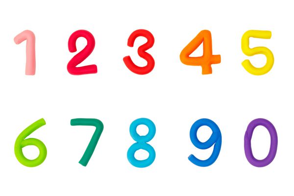 ارقام پلاستیکی رنگارنگ جدا شده روی پس زمینه سفید یک دو سه چهار پنج شش هفت هشت نه صفر