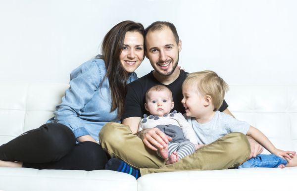 یک خانواده شاد جوان با دو فرزند در خانه