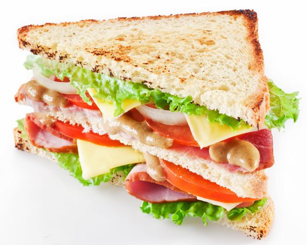 ساندویچ با بیکن و سبزیجات در پس زمینه سفید