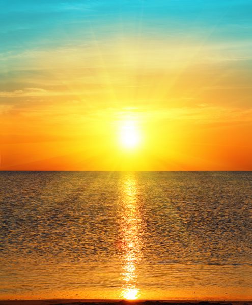 منظره زیبایی با طلوع خورشید بر فراز دریا
