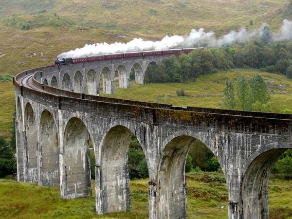 قطار بخار در پل‌راه گلنفینان اسکاتلند انگلستان
