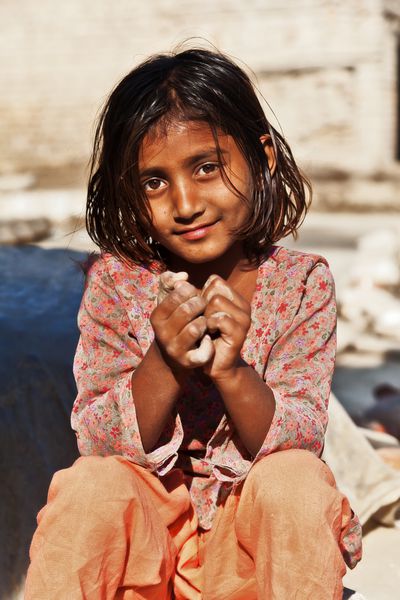 فقر پرتره یک دختر کوچک هندی فقیر که در افکار عمیق گم شده است