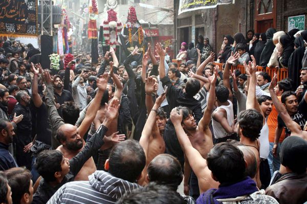 لاهور پاکستان - 03 ژانویه عزاداران مسلمان شیعه در یک راهپیمایی مذهبی در رابطه با چهلم چهلمین روز عزاداری در 03 ژانویه 2013 در لاهور شرکت می کنند