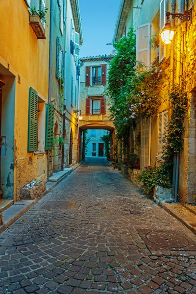 خیابان باریک در شهر قدیمی آنتیب در فرانسه دید شب