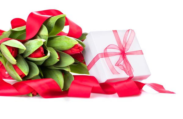 دسته گل لاله بهاری و جعبه هدیه روی سفید دسته گل لاله روز مادر یا عید پاک با روبان ساتن قرمز تزئین شده است طرح حاشیه گل جدا شده بر روی پس زمینه سفید