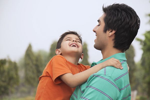 لذت بردن پدر و پسر در فضای باز