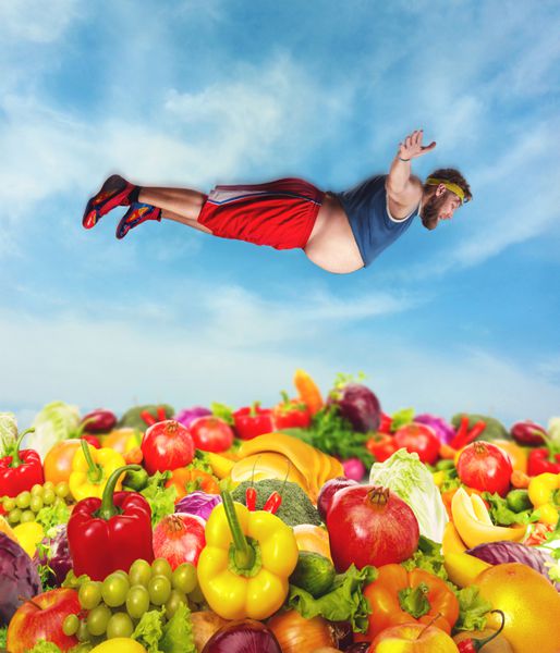 مرد چاق بالای انبوه میوه و سبزیجات
