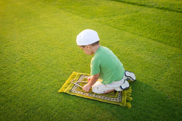 بچه کوچک مسلمان در حال نماز
