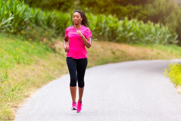 دونده زن آفریقایی آمریکایی در حال دویدن در فضای باز - تناسب اندام مردم و سبک زندگی سالم
