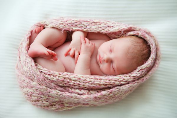 خوابیدن نوزاد تازه متولد شده در بسته بندی