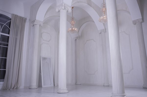 تالار سفید زیبا با ستون‌ها و سقف‌های بلند