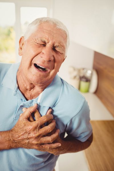 مرد مسن دردناک با درد قلب در خانه