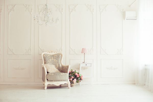 صندلی راحتی زیبا در فضای داخلی لوکس و تمیز و سفید روشن