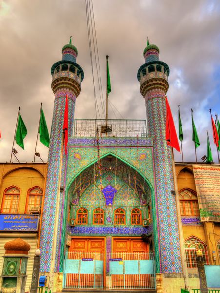 تهران ایران - 2 ژانویه نمایی از یک مسجد در شهر قدیمی تهران در 2 ژانویه 2016 اسلام دین رسمی ایران است