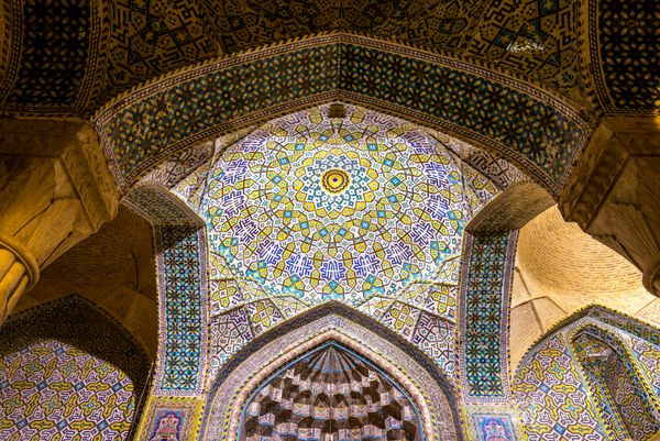 شیراز ایران - 4 ژانویه فضای داخلی مسجد وکیل شیراز در تاریخ 4 ژانویه 2016