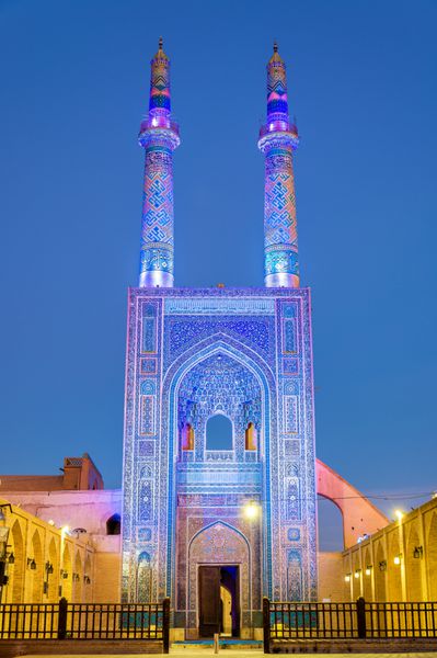 مسجد جامع یزد در ایران این مسجد توسط یک جفت مناره که بالاترین در ایران است تاج گذاری شده است