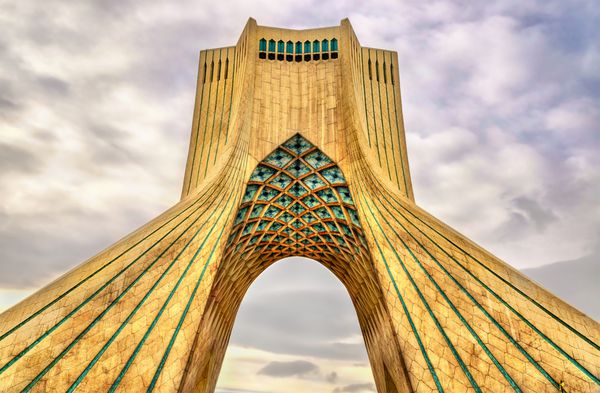 tehran iran - 6 ژانویه نمایی از برج آزادی در تهران در تاریخ 6 ژانویه 2016 برج یکی از نمادهای شهر است