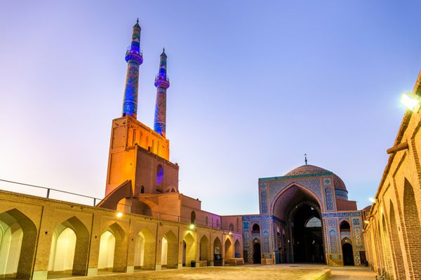 حیاط مسجد جامع یزد در ایران این مسجد توسط یک جفت مناره که بالاترین در ایران است تاج گذاری شده است