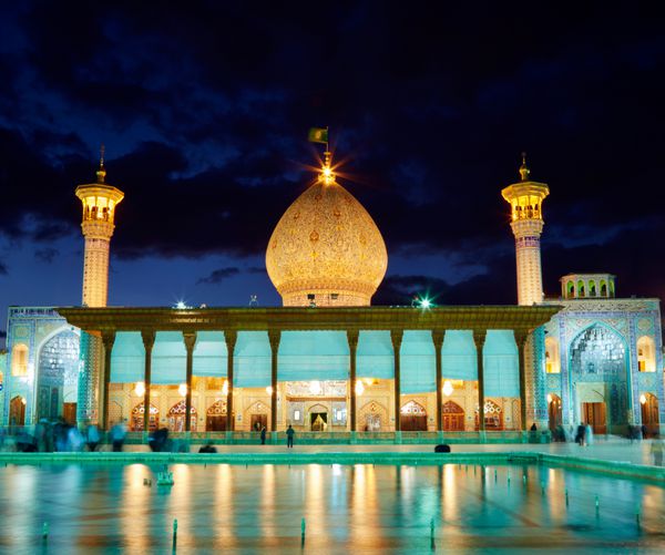 شیراز ایران - 10 مارس 2016 مسجد شاه چراغ بعد از غروب آفتاب شیراز ایران