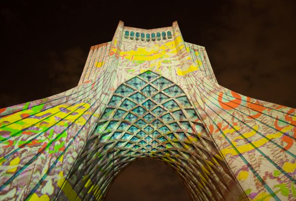 تهران ایران - 13 مهر 1394 کنسرت نور با عنوان دروازه کلمات بر روی بنای یادبود آزادی طرح ریزی شده است نمایش نور توسط philipp geist منحصراً برای این مکان دیدنی تهران طراحی شده است