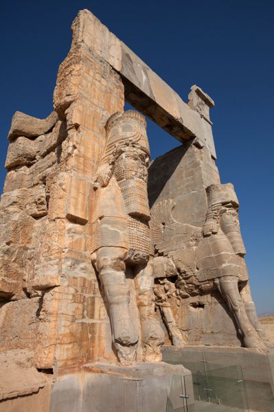 دو لاماس غول پیکر دروازه همه ملل را در ویرانه های تخت جمشید باستانی پایتخت امپراتوری هخامنشی در شیراز ایران