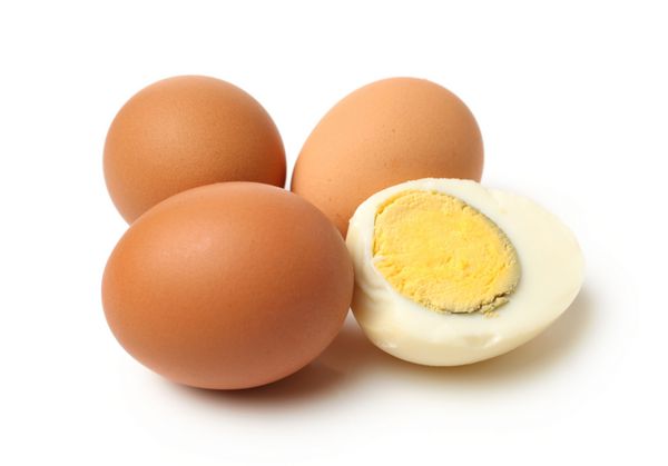 تخم مرغ آب پز در پس زمینه سفید