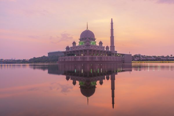 مسجد پوتراجایا مالزی در زمان گرگ و میش