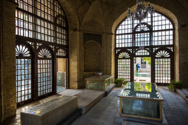 شیراز ایران - 8 آوریل 2016 قبرهای مرمر در مجموعه مقبره معروف حافظ در تاریخ 8 آوریل 2016 در شیراز ایران