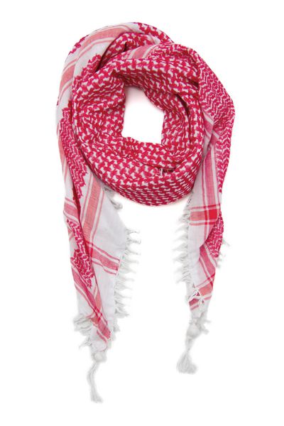 روسری قرمز عربی جدا شده در پس زمینه سفید