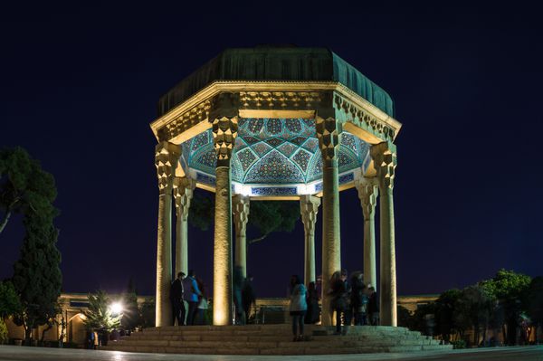 شیراز ایران - بهمن 1395 آرامگاه حافظ شاعر ایرانی بنای گنبدی در شیراز در نزدیکی قبر وی در گلگست مصلی در سال 1452 برپا شد iran 2016