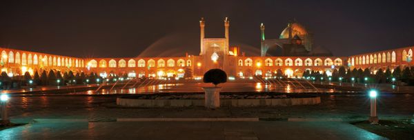 نمایی شبانه از میدان امام اصفهان ایران