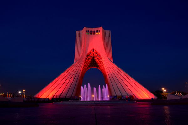 نمای شب برج آزادی برج آزادی در تهران ایران سابقاً به نام برج شهیاد برج یادبود پادشاه شناخته می شد