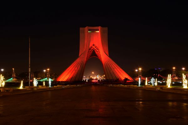 نمای شب برج آزادی برج آزادی در تهران ایران سابقاً به نام برج شهیاد برج یادبود پادشاه شناخته می شد