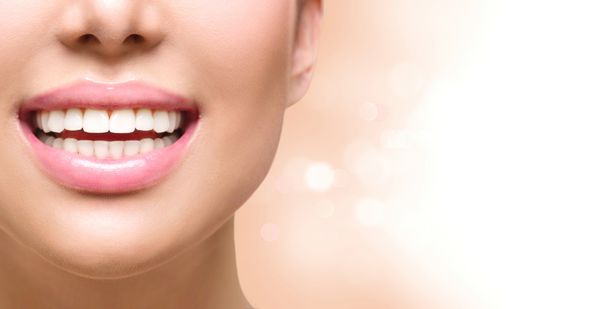 لبخند سالم سفید کردن دندان مفهوم مراقبت از دندان لبخند زن از نزدیک لب ها و دندان های زیبا روی پس زمینه سفید