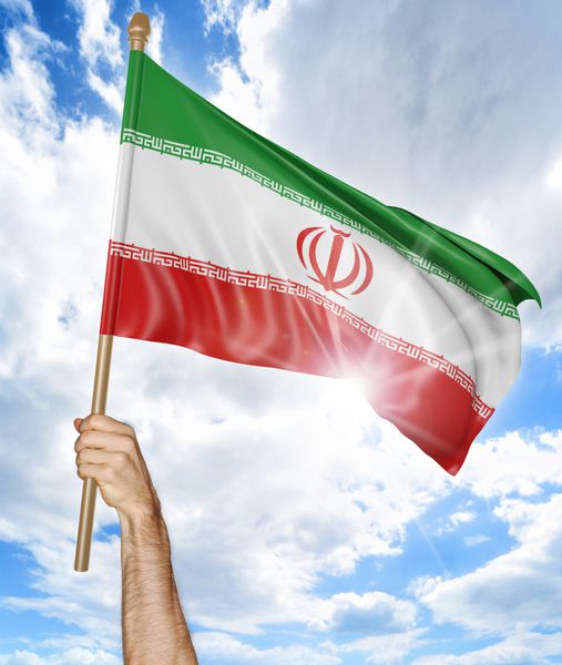دست شخصی که پرچم ملی ایران را در دست گرفته و آن را در آسمان تکان می دهد رندر سه بعدی