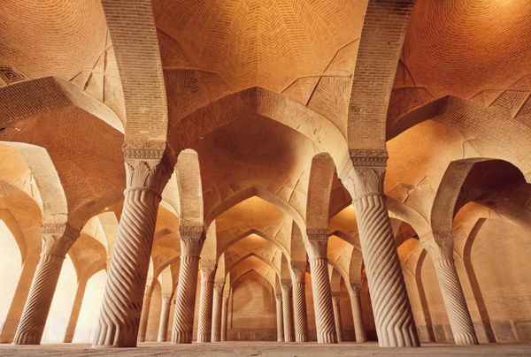 مسجد وکیل ایرانی با ستون های کنده کاری شده در تالار عظیم تاریخی ساخته شده در سال 1773 در شیراز ایران