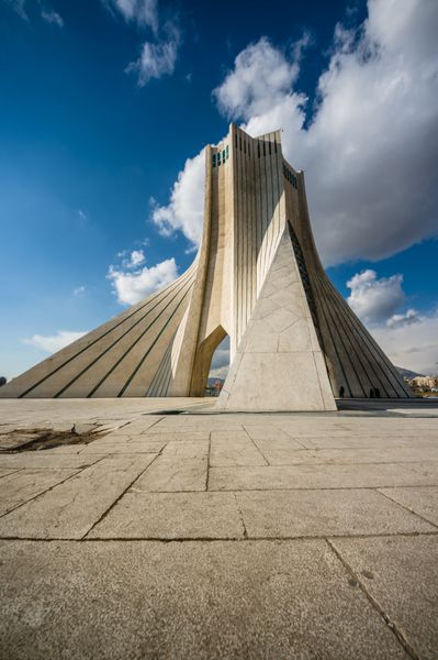 تهران ایران - بهمن 1395 - برج آزادی یکی از مهمترین بناهای تهران در زمستان ایران 2016