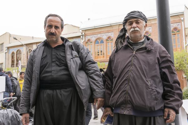 استان تهران - ایران - 17 مارس 2016 پرتره دو پیرمرد فروشنده کرد در خیابان شهری تهران