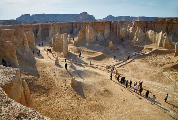 جزیره قشم ایران - 28 فوریه 2016 مردم در حال قدم زدن در دره ستاره ها رشته کوه در جزیره قشم ایران