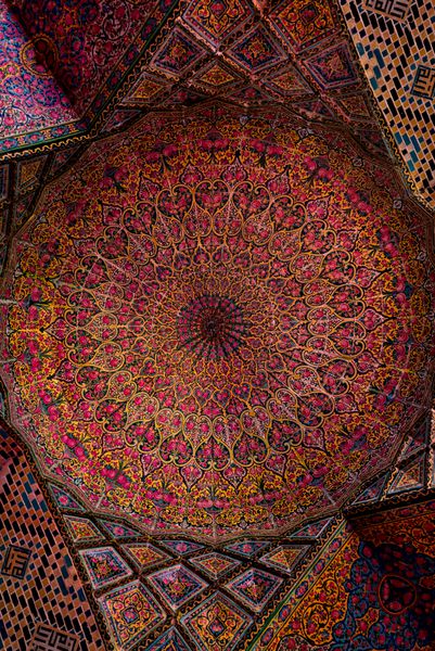 جزئیات تزئین کاشی کاری سقف در مسجد نصیرالملک یا صورتی در شیراز ایران