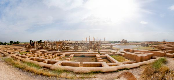 نمایی پانوراما از تخت جمشید در شمال شیراز ایران تخت جمشید منجر به ثبت آن در فهرست میراث جهانی یونسکو شده است